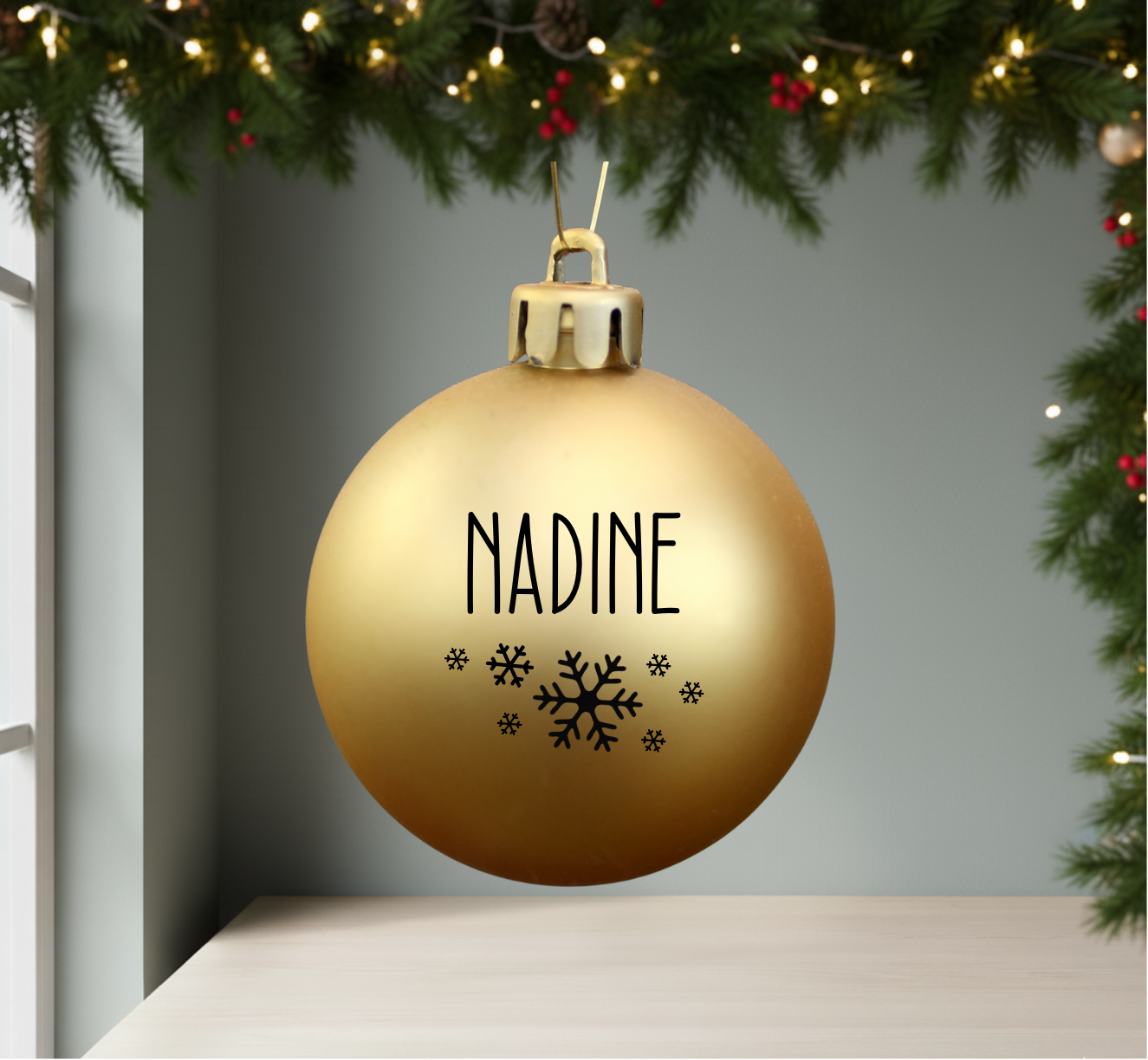 Personalisierte Christbaumkugel mit Name & optionalem Symbol – Geschenkidee zu Weihnachten