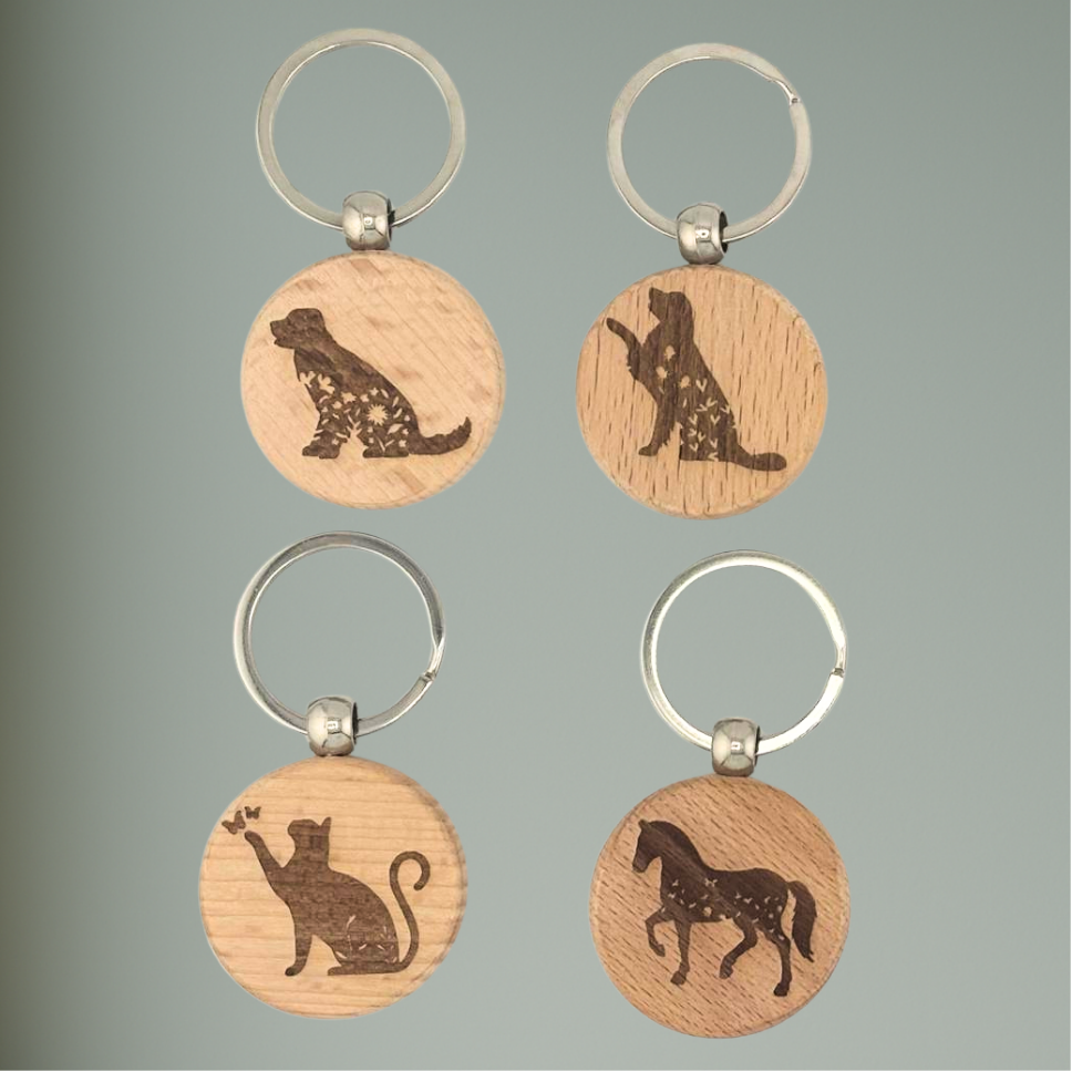 Holz-Schlüsselanhänger mit floralen Tiermotiven – Hund, Katze, Pferd
